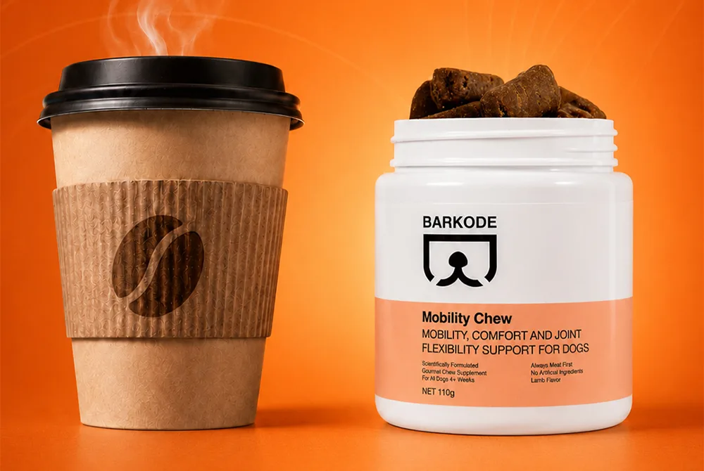 Un tarro de Mobility Chew junto a una taza de café